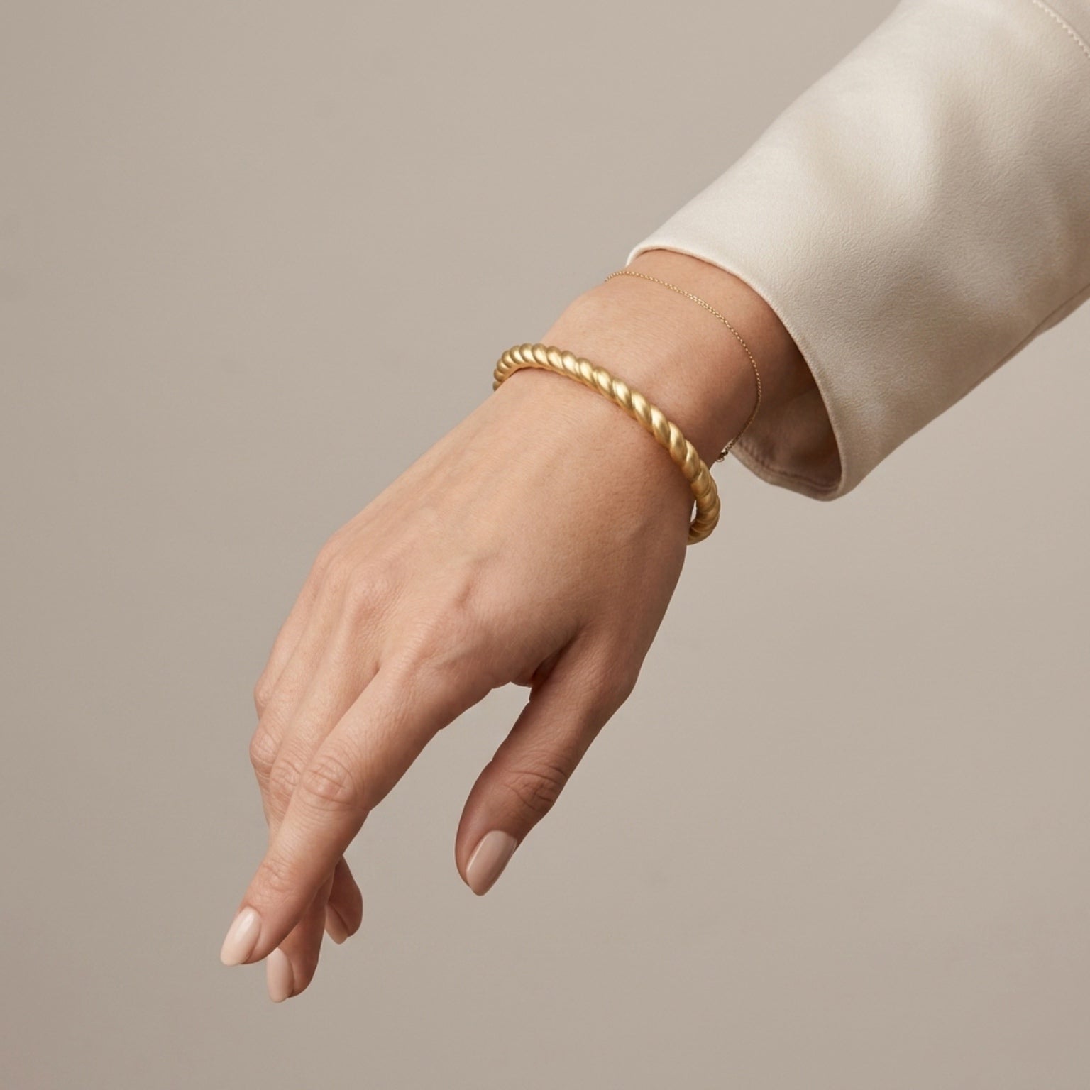 TAT2 B408 Sorella Twist Bangle in Gold