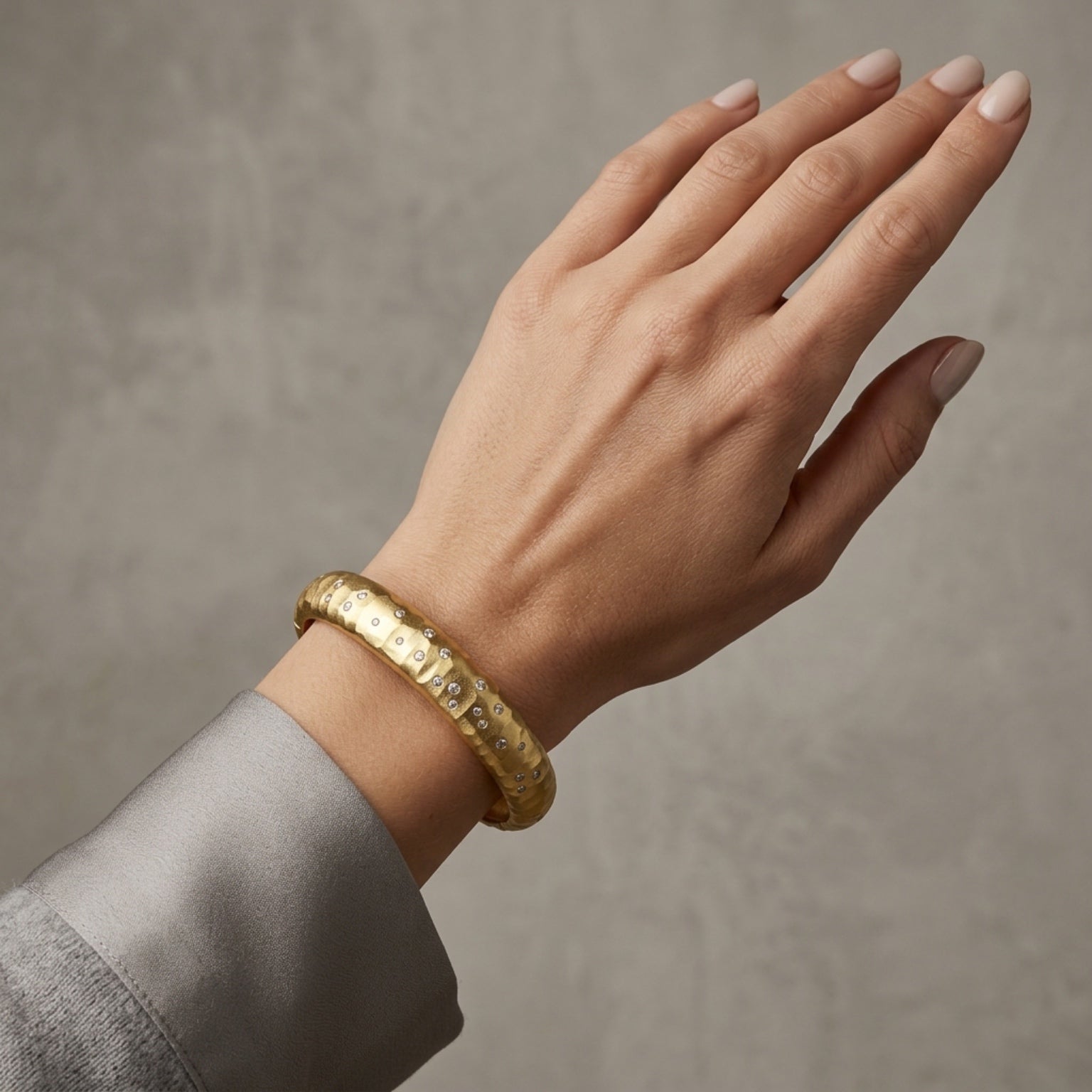 TAT2 B411 Mira Pave Bangle in Gold
